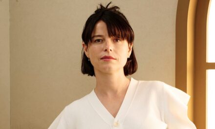 Jessie Buckley parle de la « course folle » de la maternité – et de l&rsquo;angoisse inimaginable du nouveau rôle – Exclusif