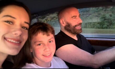 John Travolta célèbre le Nouvel An de manière spectaculaire avec les enfants Ella et Benjamin – regardez