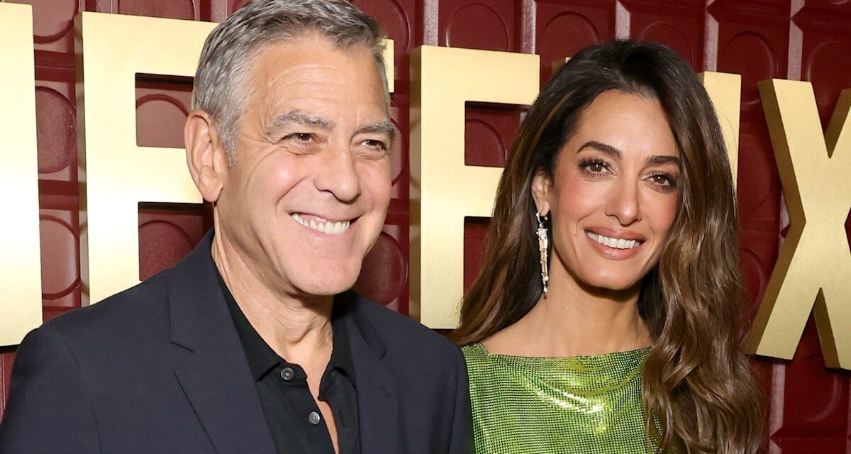 Amal, l&rsquo;épouse de George Clooney, donne une touche it-girl au look emblématique de Versace dans une mini-robe scintillante