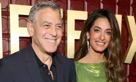 Amal, l&rsquo;épouse de George Clooney, donne une touche it-girl au look emblématique de Versace dans une mini-robe scintillante
