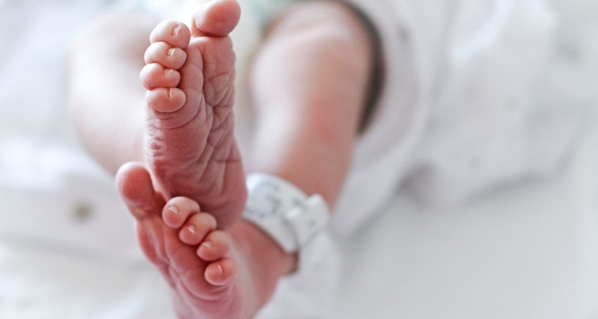 Les parents abandonnent les prénoms impopulaires en 2026 – alors que les « joyaux vintage » prennent le relais