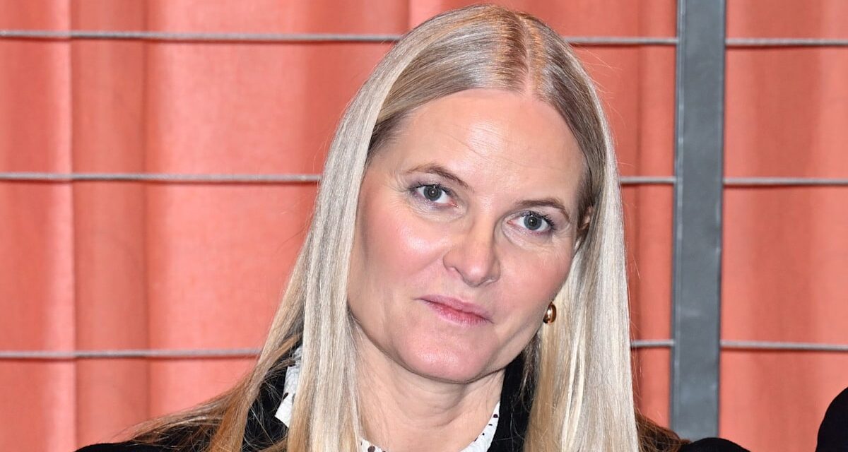 La princesse héritière Mette-Marit publie une déclaration sur son amitié « embarrassante » avec Jeffrey Epstein