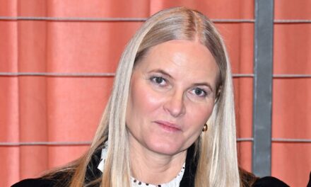 La princesse héritière Mette-Marit publie une déclaration sur son amitié « embarrassante » avec Jeffrey Epstein
