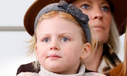 Lena Tindall, 7 ans, emprunte le manteau le plus mignon à sa grande sœur Mia – et c&rsquo;est Gucci