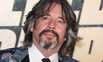 Laurence Llewelyn-Bowen défend des conditions de vie « étranges »