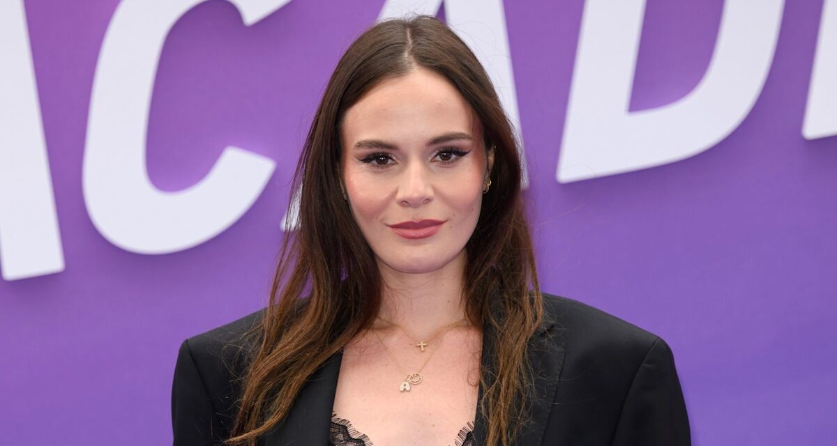 Holly Ramsay est une vision en pyjama de mariée moulant pour des photos intimes avant le mariage d&rsquo;Adam Peaty