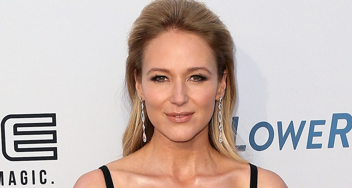 Jewel, 51 ans, éblouit dans un corset en cuir noir et des collants transparents pour un look à la Fashion Week de Paris