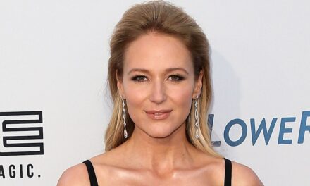 Jewel, 51 ans, éblouit dans un corset en cuir noir et des collants transparents pour un look à la Fashion Week de Paris