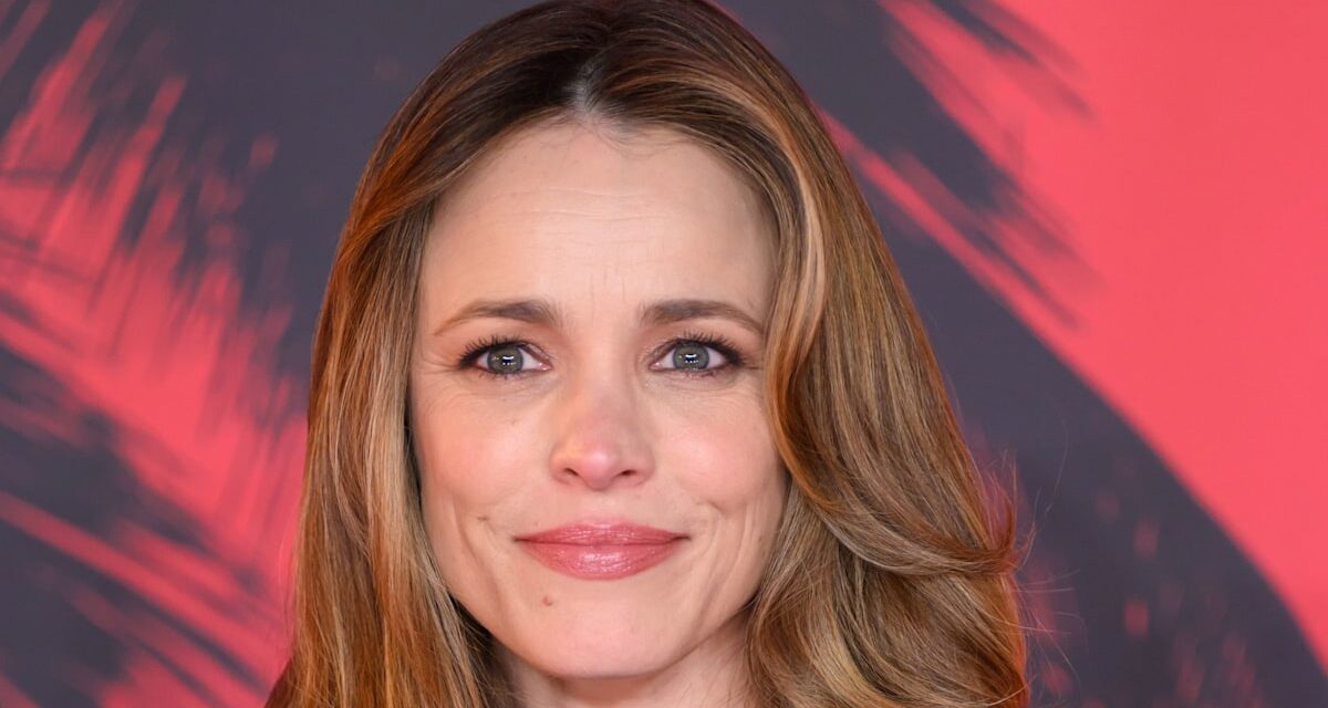 Rachel McAdams est incroyable dans une robe noire scintillante lors d&rsquo;une sortie sur le tapis rouge