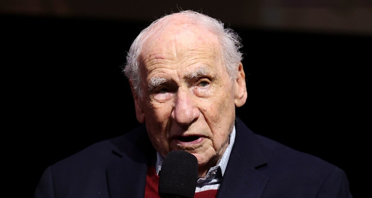 Mel Brooks, 99 ans, a une réponse franche sur le secret pour rester « sain d&rsquo;esprit et heureux »
