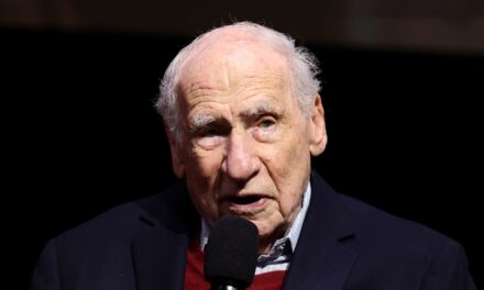 Mel Brooks, 99 ans, a une réponse franche sur le secret pour rester « sain d&rsquo;esprit et heureux »
