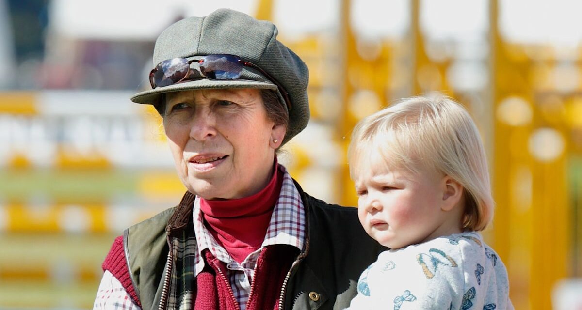 La princesse Anne capturée lors de rares moments de repos chez elle dans le Gloucestershire