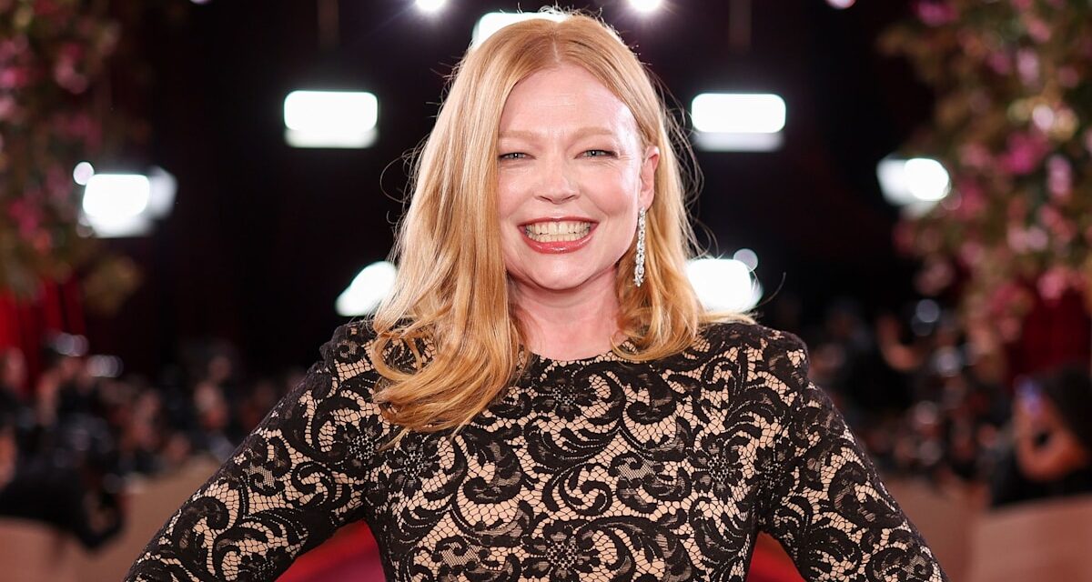 Sarah Snook parle de la lutte contre « l&rsquo;anxiété » de la maternité – et de l&rsquo;importance de partager la charge mentale