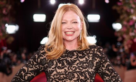 Sarah Snook parle de la lutte contre « l&rsquo;anxiété » de la maternité – et de l&rsquo;importance de partager la charge mentale
