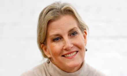 La duchesse Sophie vient de porter sa tenue de soirée la plus « flatteuse » de tous les temps – et c&rsquo;est Victoria Beckham