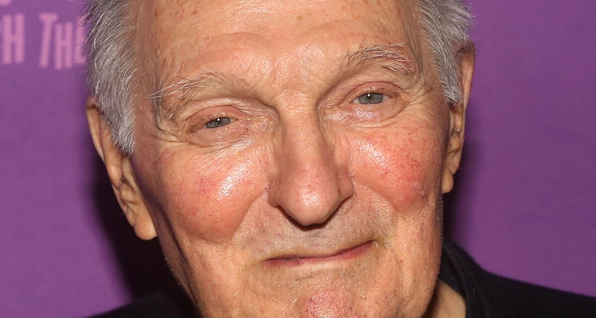 La vie et la carrière d&rsquo;Alan Alda en 6 photos alors qu&rsquo;il fête ses 90 ans