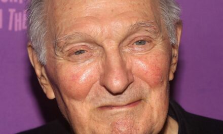 La vie et la carrière d&rsquo;Alan Alda en 6 photos alors qu&rsquo;il fête ses 90 ans