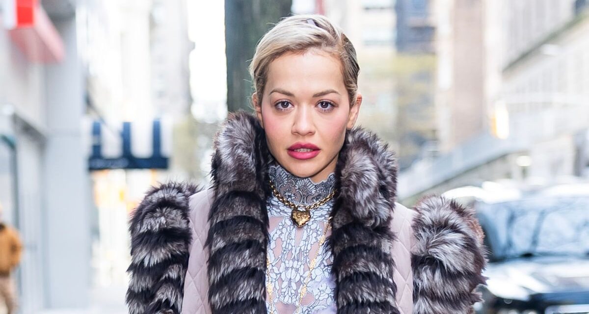 La mini-robe inspirée de la lingerie de Rita Ora prouve que la tendance négligée est là pour rester en 2026