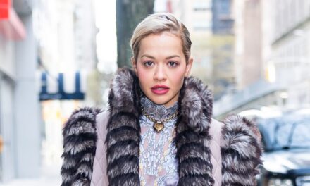 La mini-robe inspirée de la lingerie de Rita Ora prouve que la tendance négligée est là pour rester en 2026