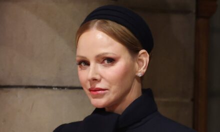 La princesse Charlene est « statuesque » avec des bottes hautes et un sac Prada de 2,7 000 £