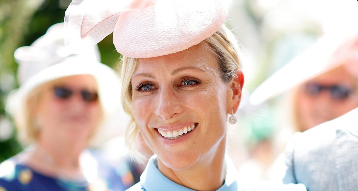 Zara Tindall a l&rsquo;air si bronzée dans sa robe d&rsquo;été qui dévoile les épaules