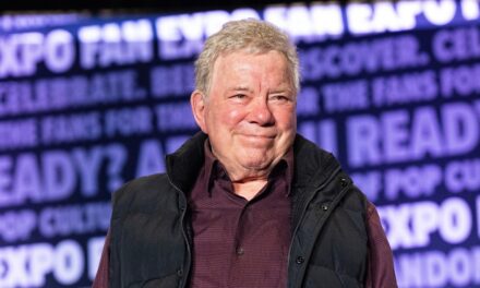 William Shatner prouve qu&rsquo;il est l&rsquo;un des nôtres en étant surpris en train de manger des céréales dans sa voiture