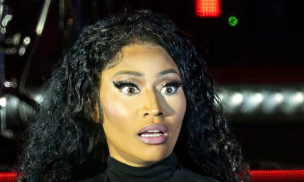 À l&rsquo;intérieur des pétitions pour expulser Nicki Minaj et pourquoi plus de 120 000 personnes les ont signées