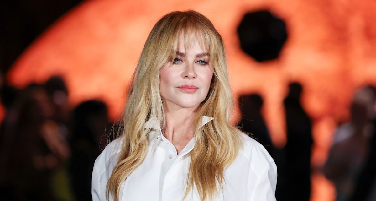 Nicole Kidman éblouit dans une tenue Chanel orange qui fait tourner les têtes lors d&rsquo;une apparition éblouissante à la Fashion Week de Paris