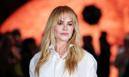 Nicole Kidman éblouit dans une tenue Chanel orange qui fait tourner les têtes lors d&rsquo;une apparition éblouissante à la Fashion Week de Paris