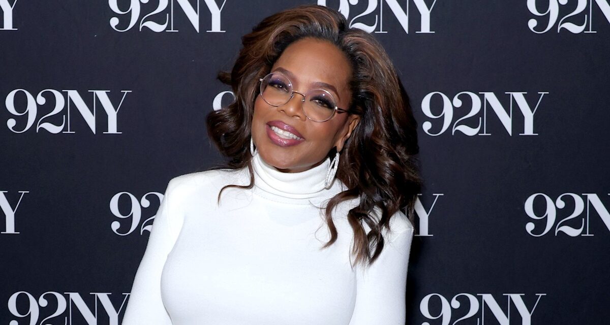 Oprah Winfrey présente sa silhouette dans une robe blanche d&rsquo;hiver alors qu&rsquo;elle parle de « honte » en matière de perte de poids