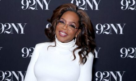 Oprah Winfrey présente sa silhouette dans une robe blanche d&rsquo;hiver alors qu&rsquo;elle parle de « honte » en matière de perte de poids