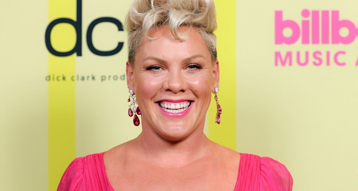 La chanteuse Pink partage le point sur sa santé du Nouvel An depuis l&rsquo;hôpital après une opération au cou : « Je laisse derrière moi la douleur »