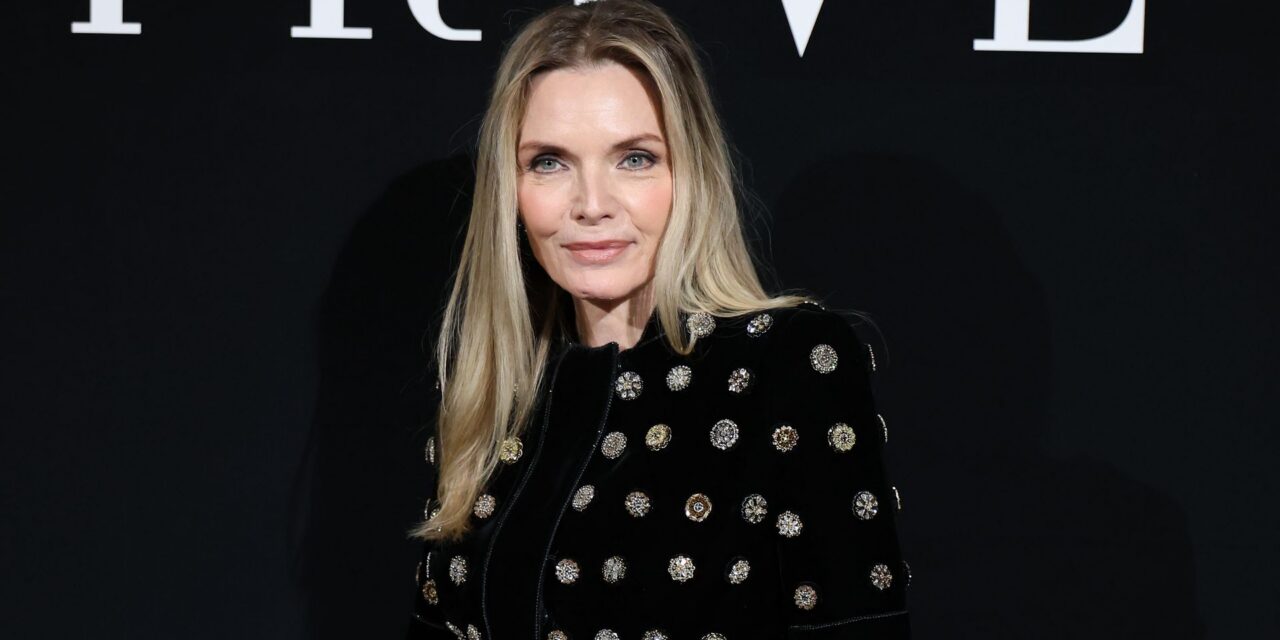 Michelle Pfeiffer vient de prouver que le velours est la tendance la plus chaude de la saison