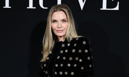 Michelle Pfeiffer vient de prouver que le velours est la tendance la plus chaude de la saison