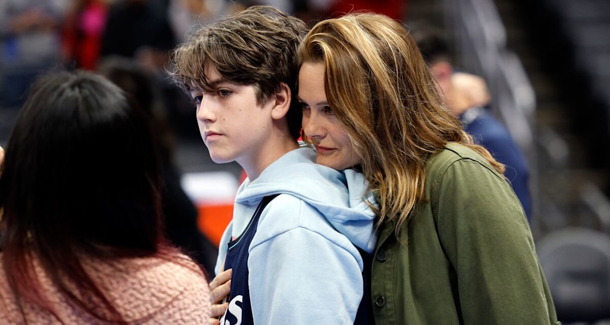 Rencontrez Bear, le fils d&rsquo;Alicia Silverstone : les commentaires de l&rsquo;actrice de Clueless sur la maternité, la santé et le fait de ne pas le pousser à devenir acteur