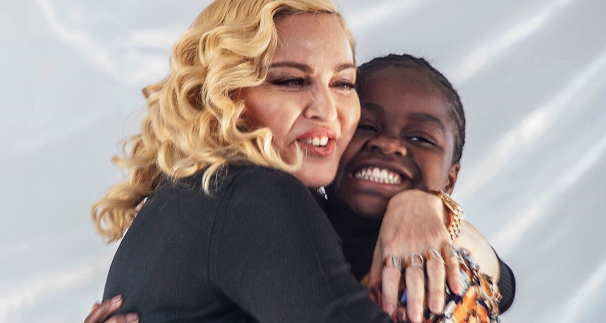 Madonna célèbre le 20e anniversaire de l&rsquo;enfant « le plus silencieux » Mercy James avec des images de famille inédites