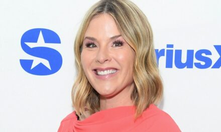 Jenna Bush Hager est phénoménale dans une robe près du corps fendue jusqu&rsquo;aux cuisses