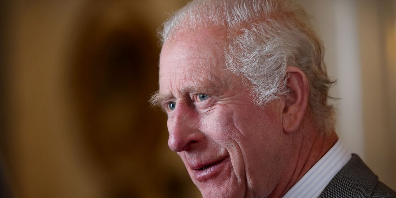 Le roi Charles célèbre son ascension personnelle avec une vidéo émouvante dans une maison privée