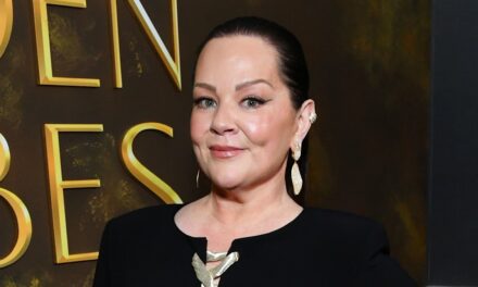 Melissa McCarthy est incroyable dans une robe près du corps et une queue de cheval élégante pour les Golden Globes