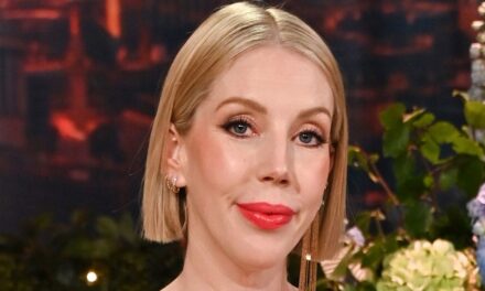 Pourquoi Katherine Ryan veut un lifting après 4 enfants : « J&rsquo;adore le glamour » – exclusif