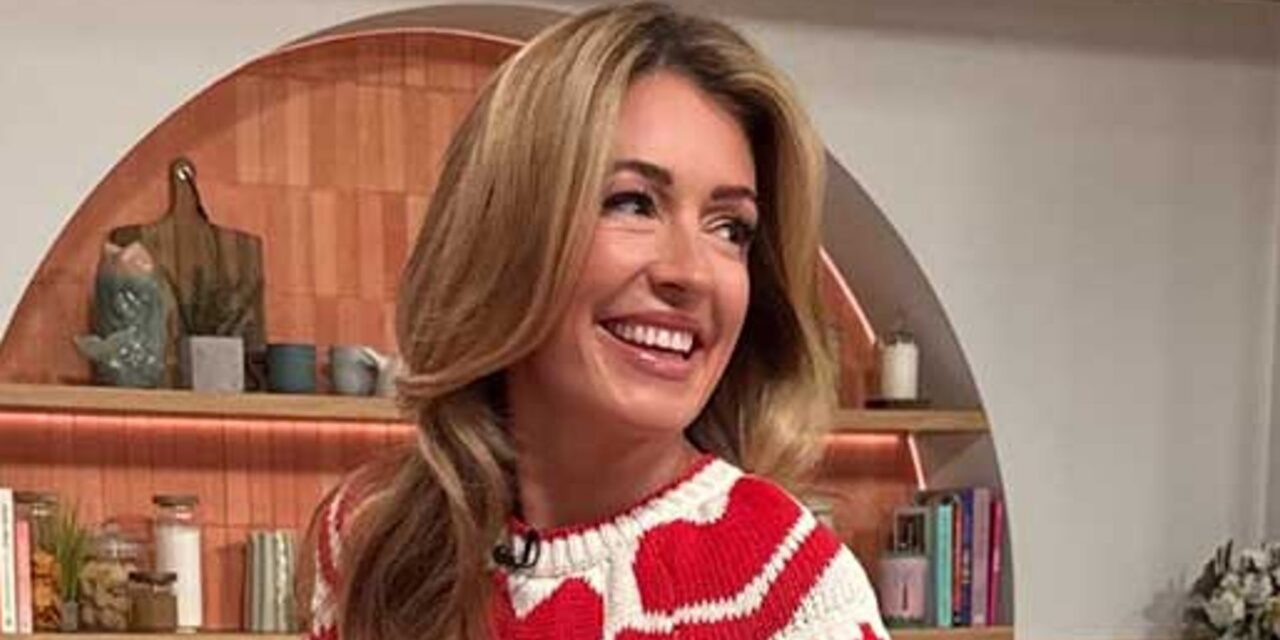 Le pull à imprimé cœur de Cat Deeley est le bon – et il vient du grand public