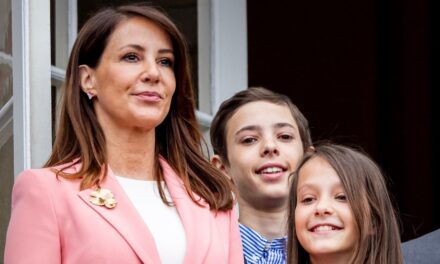 La comtesse Athéna rayonne sur une magnifique photo alors qu&rsquo;elle célèbre une occasion spéciale