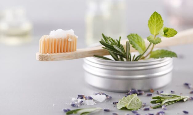 Quelles sont les causes de la gingivite ? Guide du pharmacien pour guérir naturellement les gencives enflées