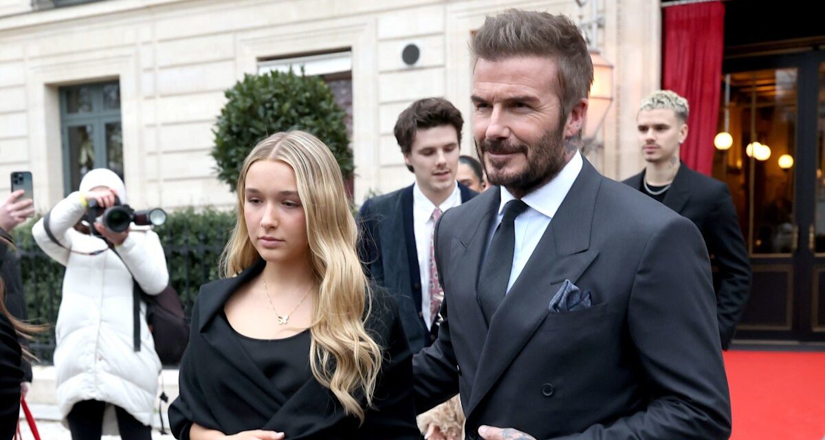 Harper Beckham brise sa couverture à Paris alors qu&rsquo;elle fait front commun avec sa mère Victoria