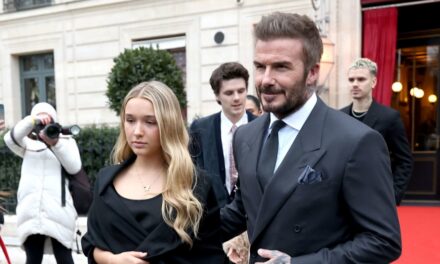 Harper Beckham brise sa couverture à Paris alors qu&rsquo;elle fait front commun avec sa mère Victoria