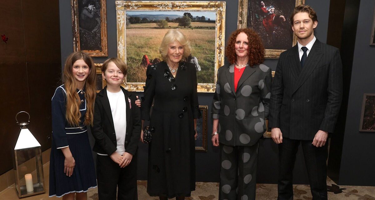 La reine Camilla côtoie Joe Alwyn lors de la projection de Hamnet