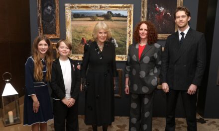 La reine Camilla côtoie Joe Alwyn lors de la projection de Hamnet