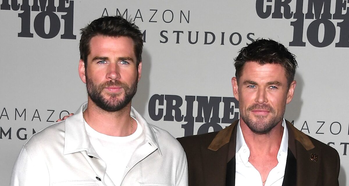 Chris et Liam Hemsworth font une rare apparition sur le tapis rouge avec des parents qui se ressemblent