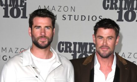 Chris et Liam Hemsworth font une rare apparition sur le tapis rouge avec des parents qui se ressemblent