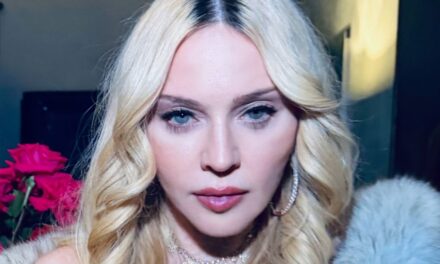 Madonna affiche son « côté sauvage » dans un corset noir et des résilles pour de superbes nouvelles photos